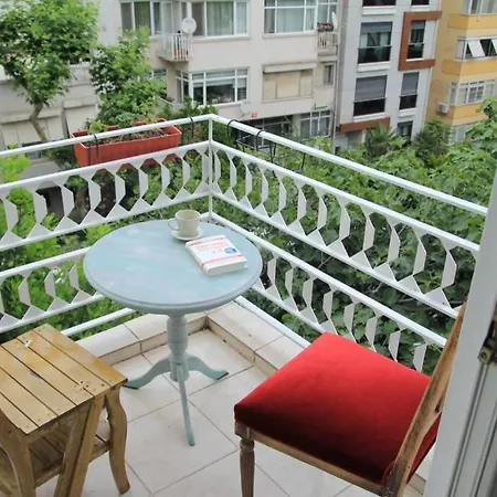 Sunny Stylish Aircontioned On Seaside Of Moda Istanbul